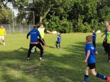 Laatste training S.K.N.W.K. JO9-1 van seizoen 2021-2022 (partijtje tegen de ouders) (62/71)